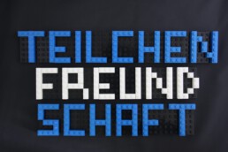 Teilchenfreundschaft-Lego-Title